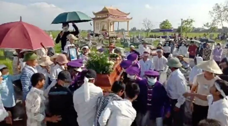 Người dân đưa tiễn nam sinh về nơi an nghỉ cuối cùng
