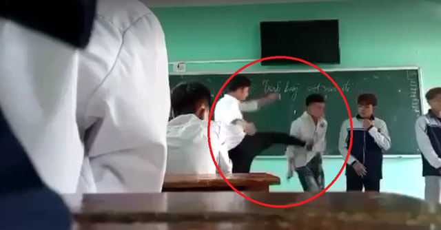 Hình ảnh cắt ra từ clip ghi lại ảnh thầy giáo đang đạp mạnh về phía học sinh
