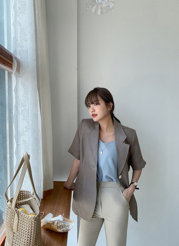 Mùa hè cứ diện những mẫu áo công sở sau đảm bảo vừa thanh lịch vừa mát mẻ