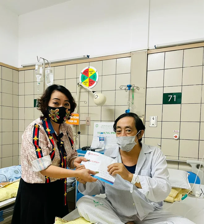 Mới đây, nghệ sĩ Trà My - người em thân thiết của nghệ sĩ Giang Còi chia sẻ thông tin bệnh tình của nam nghệ sĩ đã chuyển nặng, phải điều trị ở bệnh viện Bạch Mai 3 ngày qua do ra máu nhiều. 
