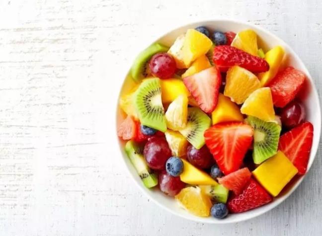 Ăn hoa quả tươi thay cho nước ép đóng chai
