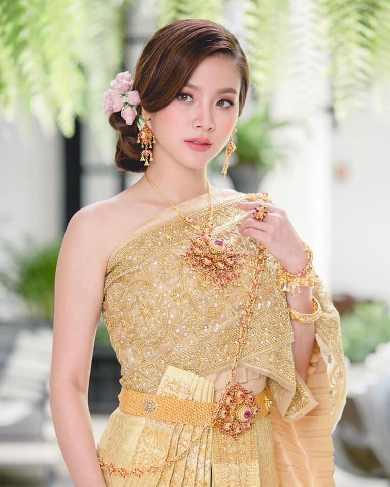 Cứ mỗi lần diện lên mình bộ quốc phục Thái Lan, trang điểm theo kiểu truyền thống của xứ sở chùa vàng là 1 lần Baifern 