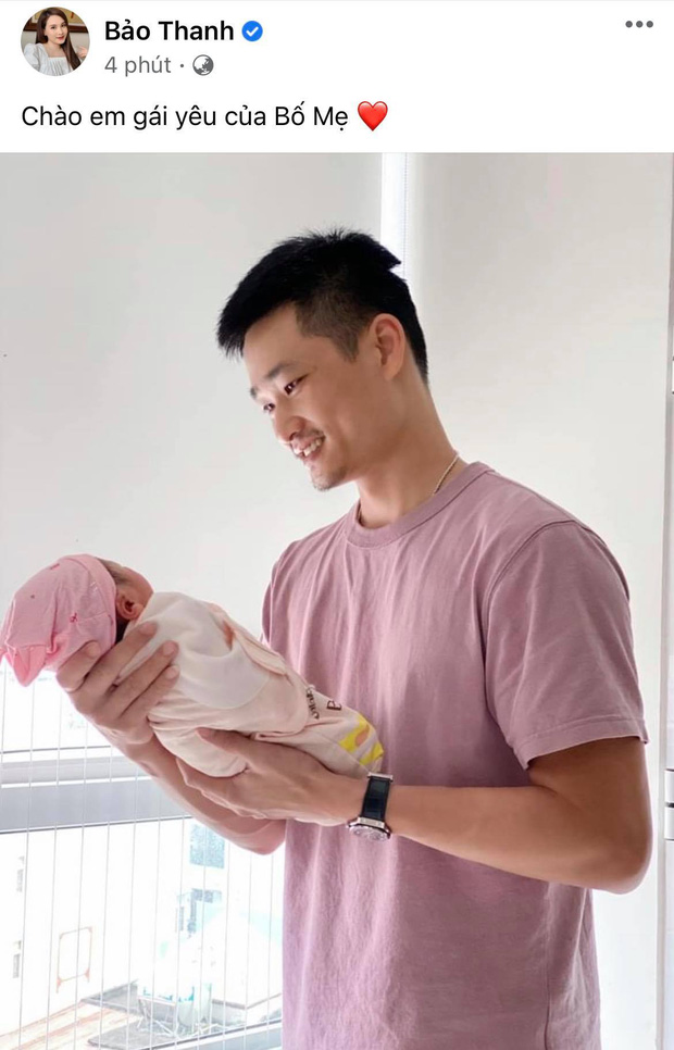 Bảo Thanh thông báo đã hạ sinh con gái thứ 2 vào sáng nay, chồng nữ diễn viên bế con gái với niềm hạnh phúc ngập tràn.