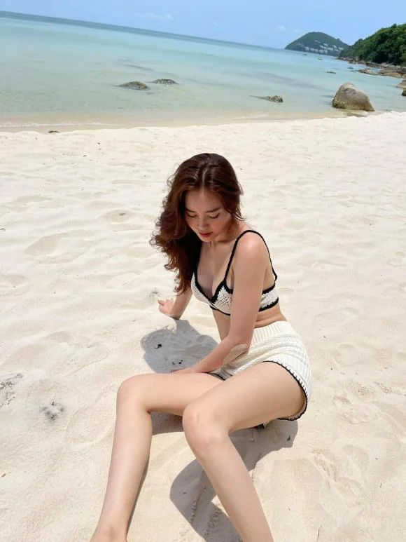 Ninh Dương Lan Ngọc đã đăng tải hình ảnh diện bikini tạo dáng và than thở: 