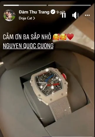 Đàm Thu Trang bất ngờ khoe món quà từ ông xã Cường Đô La, là một chiếc đồng hồ hàng hiệu. Đây là chiếc đồng hồ RM 67-02 thuộc thương hiệu nổi tiếng có giá khoảng 124.000 USD (khoảng 2,8 - 3 tỷ đồng). Đây không phải lần đầu tiên Cường Đô La chi tiền 