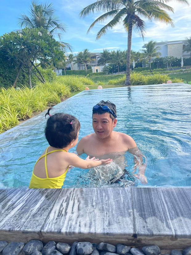 Khoảnh khắc Trường Giang chơi đùa với con gái dưới hồ bơi khiến fan thích thú.