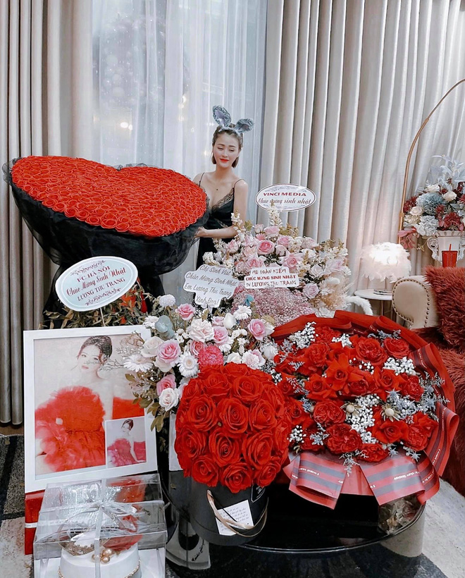 Lương Thu Trang được tặng rất nhiều hoa trong ngày sinh nhật tuổi 31.