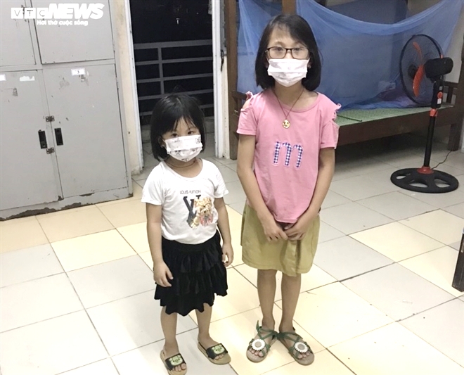 Hình ảnh của 2 chị em Tuyết (9 tuổi) và Mai (5 tuổi) ở trong khu cách ly Thuận Thành, Bắc Ninh khiến nhiều người xót xa (ảnh: VTC News)