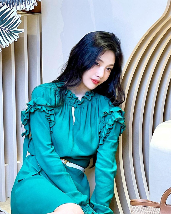Irene xinh như tiểu thư quý tộc át vía cả chị đẹp Son Ye Jin khi diện  chung váy