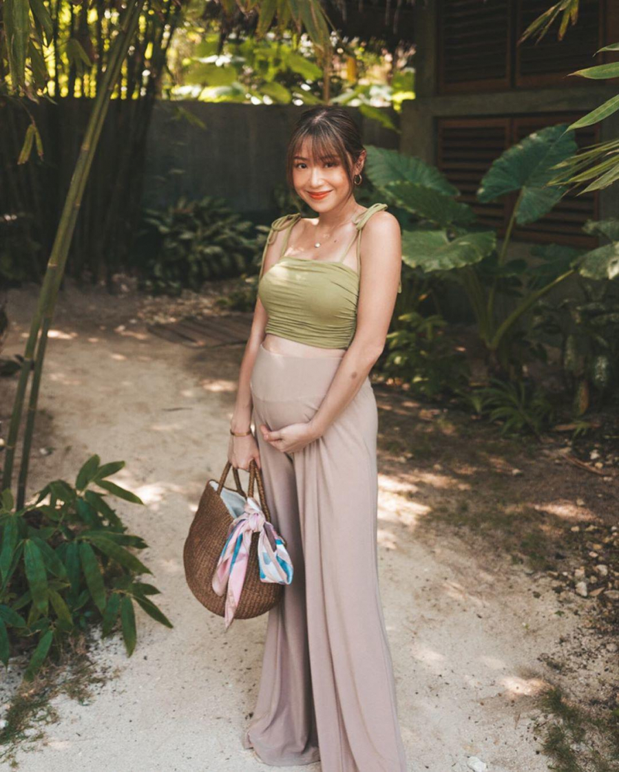 Học Phanh Lee mix đồ bầu những tháng cuối thai kỳ để che nỗi lo chân to