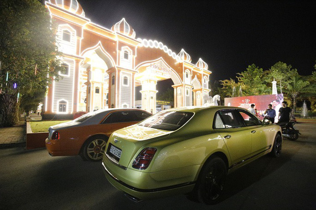 Siêu xe Bentley Mulsannen (bên phải) là quà sinh nhật đại gia Dũng 