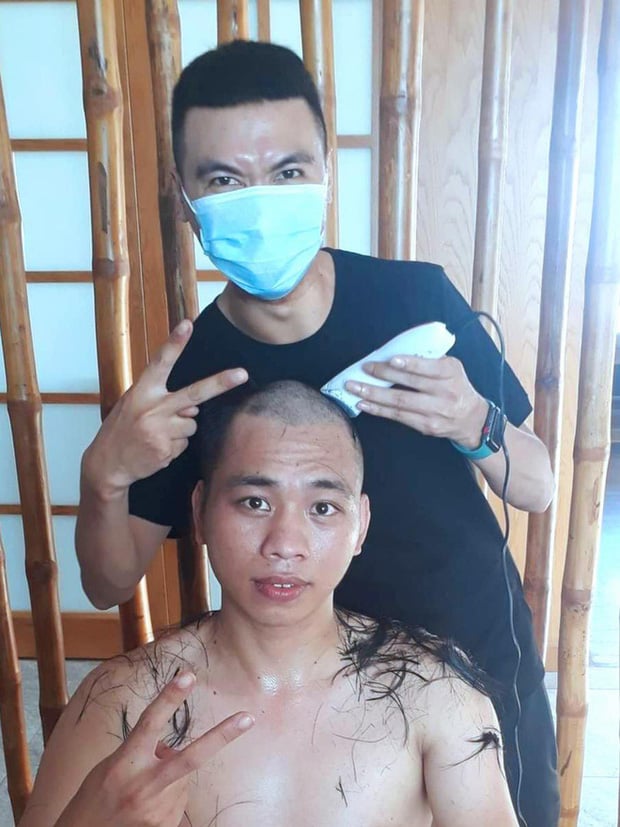 Các bác sĩ thay nhau cắt tóc để thực hiện nhiệm vụ chống dịch 