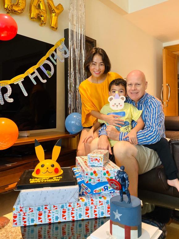 Thu Minh đã đăng ảnh tổ chức sinh nhật cho con trai. Buổi tiệc sinh nhật được tổ chức ấm cúng tại nhà. 