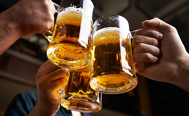 Uống rượu bia gây hại xương
