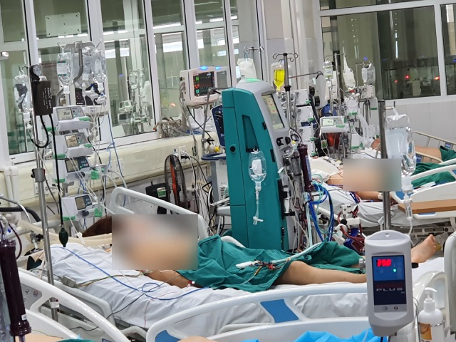 Bệnh nhân nặng điều trị tại Bệnh viện Bệnh Nhiệt đới Trung ương (Ảnh: Dân Trí)