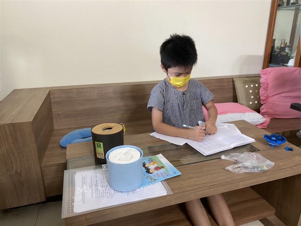 Cậu bé tự giác học bài, ngoan ngoãn khi không có bố mẹ ở bên (Ảnh: Zing)