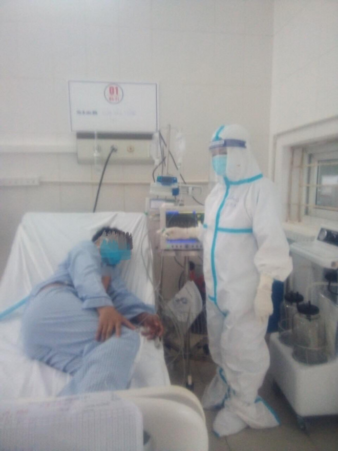 Nữ điều dưỡng chăm sóc bệnh nhân tại Bệnh viện Phổi Bắc Giang (Ảnh: Gia đình & Xã hội)