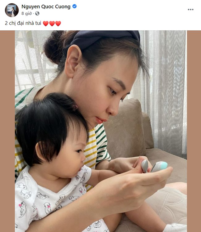 Mới đây, Cường Đô La đã đăng tải hình ảnh của vợ và con gái do anh chụp lén. Anh viết: 