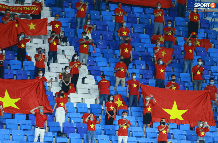 Tuyển Việt Nam bước vào trận đấu với Indonesia với sự cổ vũ cuồng nhiệt của người hâm mộ từ quê nhà Việt Nam và cả cổ động viên đang có mặt tại UAE (Ảnh: Hiếu Lương)