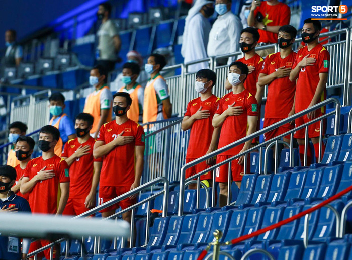Nhóm cầu thủ không được đăng ký thi đấu cũng đưa tay lên ngôi sao trên ngực áo với tất cả tình yêu khi Quốc ca của Việt nam vang lên (Ảnh: Hiếu Lương)