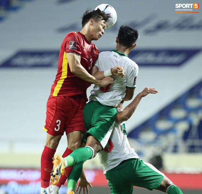 Nhóm cầu thủ không được đăng ký thi đấu cũng đưa tay lên ngôi sao trên ngực áo với tất cả tình yêu khi Quốc ca của Việt nam vang lên (Ảnh: Hiếu Lương)