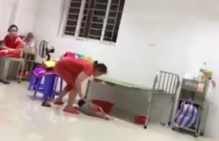 Cháu bé bị mẹ đánh khi rơi xuống sàn - Ảnh: Chụp màn hình