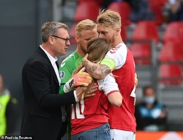 Vợ của Eriksen leo rào xuống sân, khóc nghẹn trong vòng tay an ủi của đồng đội chồng