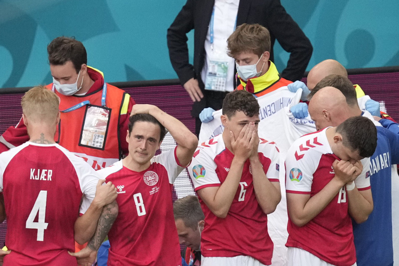 Cầu thủ Đan Mạch không cầm được nước mắt