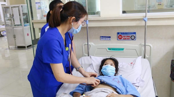 Nữ sinh 15 tuổi nhập viện trong tình trạng suy gan, phổi sau khi sử dụng thuốc nam bừa bãi