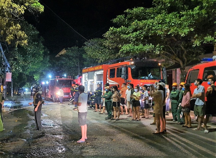 Người dân có mặt tại hiện trường vụ cháy ứng cứu (Ảnh: VTC News)
