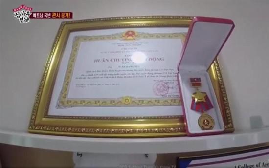 Bằng khen và Huân chương lao động do chính phủ Việt Nam trao tặng được thầy Park đặt trang trọng tại một góc của phòng khách.
