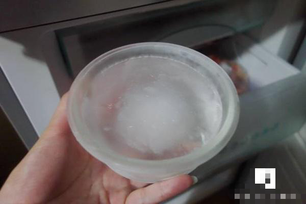 Đặt bát nước vào tủ lạnh
