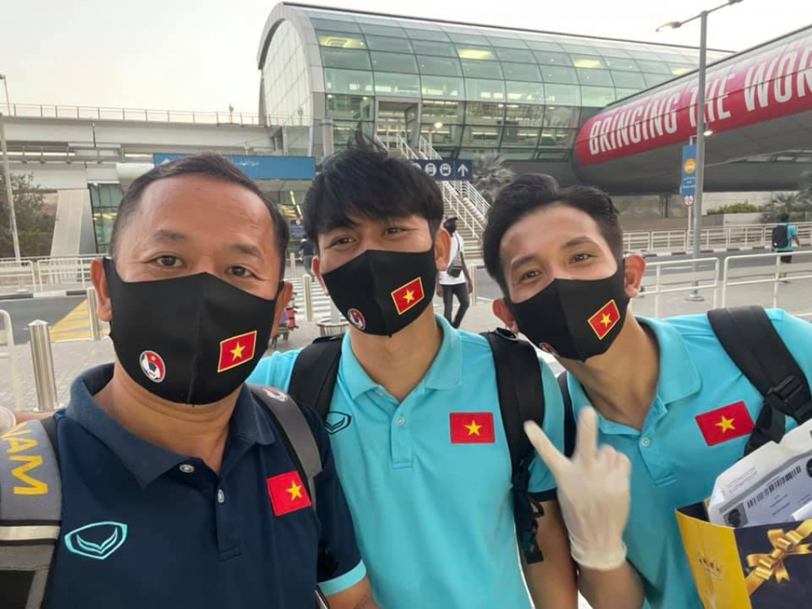 Trợ lý ngôn ngữ Lê Huy Khoa cùng Hồng Duy và Minh Vương chụp ảnh lưu niệm trước sân bay quốc tế Dubai