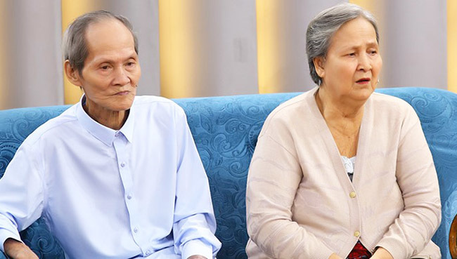 Đôi vợ chồng già kể chuyện tình đáng ngưỡng mộ của mình (Ảnh: Vietnamnet)