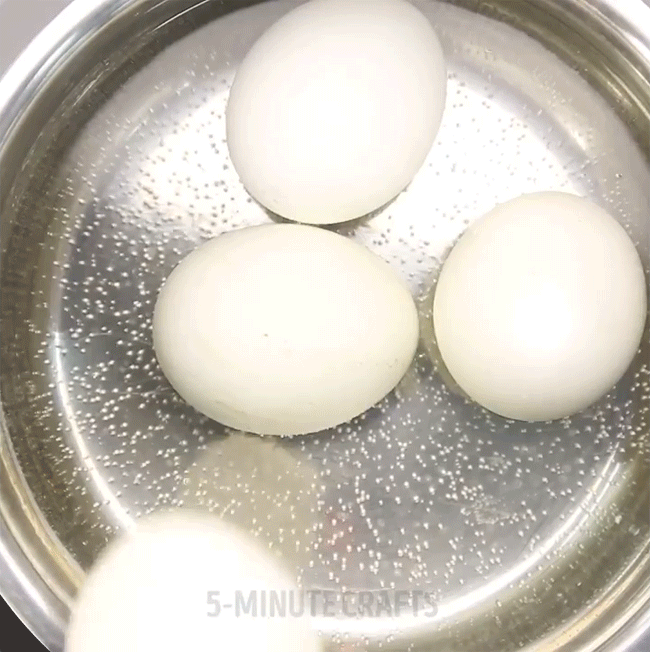 Thả những quả trứng vào nồi nước lạnh và tiến hành luộc trứng