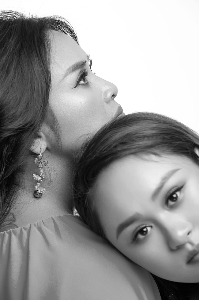 Bộ ảnh chụp cận màu đen trắng của diva Thanh Lam và con gái chứa đựng nhiều cảm xúc và tình mẫu tử.