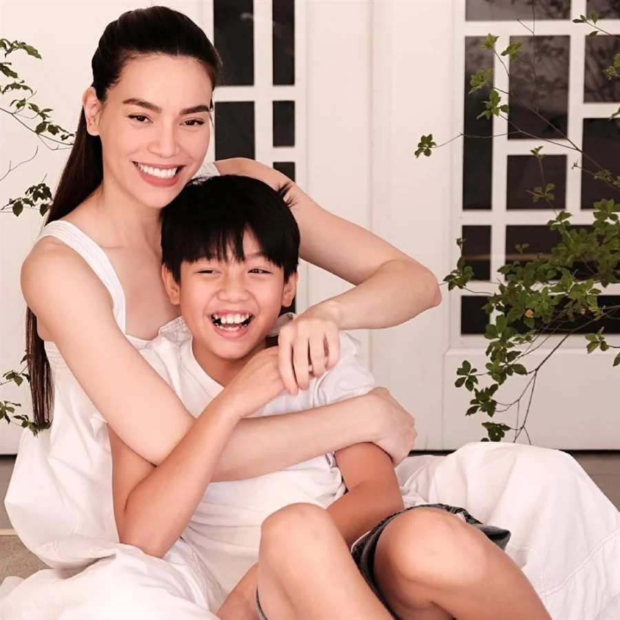 Hồ Ngọc Hà chia sẻ ảnh chụp cùng con trai Subeo nhận dịp đón sinh nhật tuổi 11. Cô xúc động chia sẻ: 