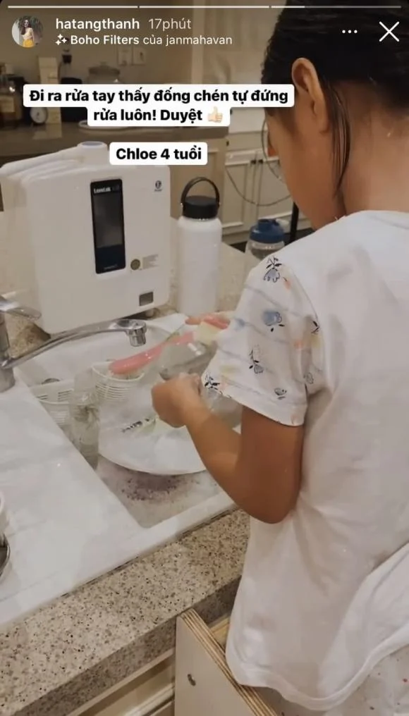 Hà Tăng khoe con gái nhỏ - bé Chloe Nguyễn mới 4 tuổi đã tự tay rửa bát sạch sẽ mà không cần sự trợ giúp từ mẹ. Nhìn thấy hành động của, Hà Tăng chỉ biết thốt lên hạnh phúc và mau chóng chia sẻ khoảnh khắc này.