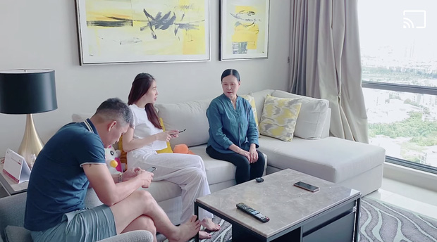 Phòng khách với bộ ghế sofa tông màu tối giản là không gian trò chuyện của cả gia đình Thủy Tiên.
