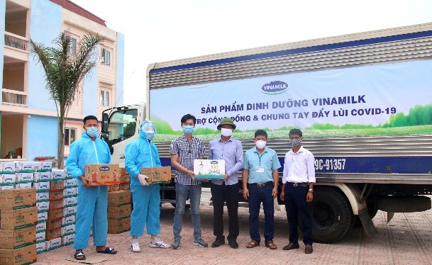 Tính đến nay, Vinamilk đã dành ra hơn 85 tỷ đồng gồm tiền mặt và sản phẩm để hỗ trợ cộng đồng, tiếp sức tiếp đầu và đồng hành cùng Chính phủ chống dịch