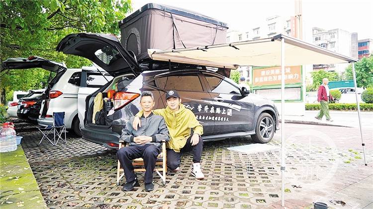 Chàng trai tự lái xe đưa bố đi du lịch khắp các tỉnh trên đất nước đã được hơn 2 tháng.  