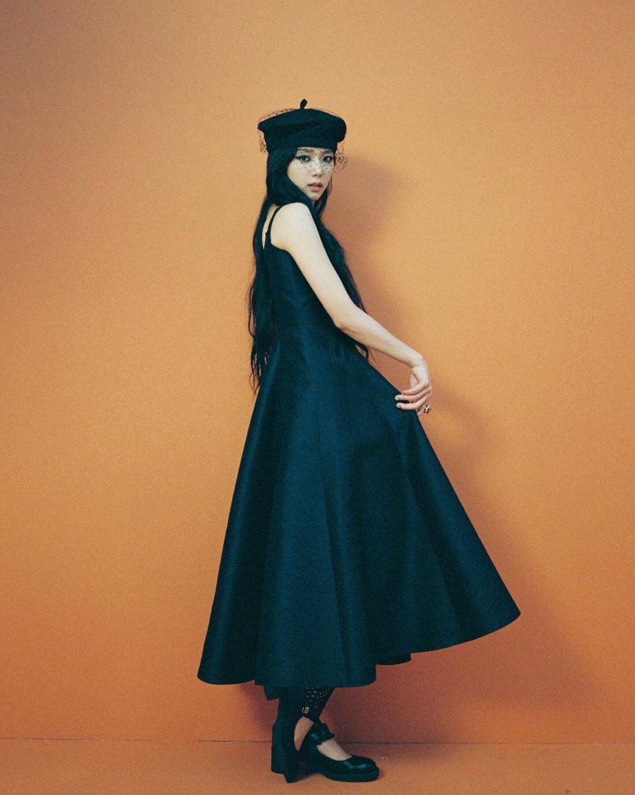 Cùng diện một mẫu váy, Jisoo - Angela Baby - Vương Tử Văn cạnh tranh nhan sắc khốc liệt