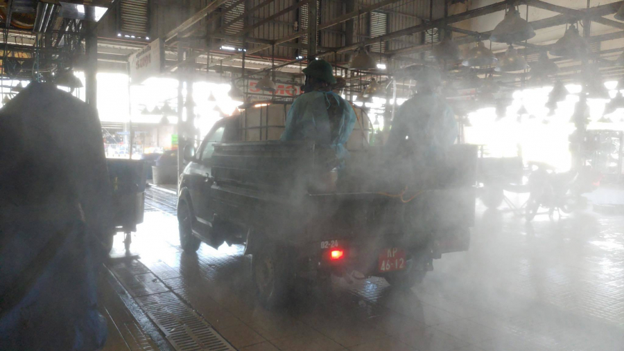 Lực lượng quân đội phun khử khuẩn bên trong chợ (Ảnh: Vietnamnet)