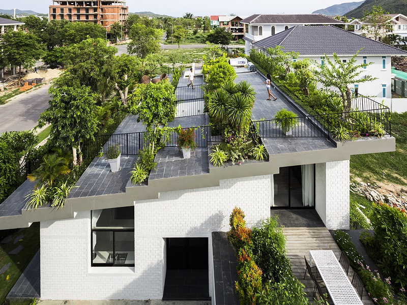 Căn nhà với phần mái được biến tấu thành một khu vườn cây xanh. Việc này giúp trực tiếp hạ nhiệt cho ngôi nhà khi nắng nóng. Tuy nhiên cần phải xử lý chống thấm, thoát nước thật tốt để không làm hỏng mái cũng như kết cấu ngôi nhà.