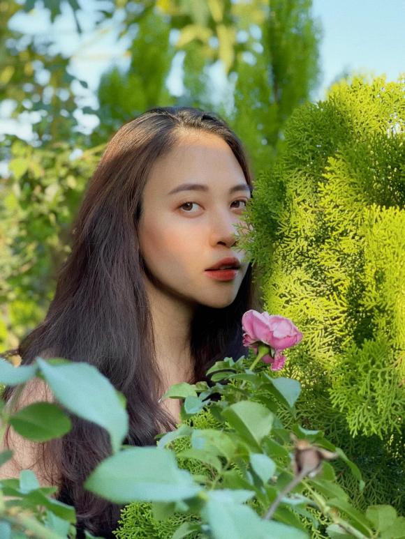 Đàm Thu Trang  thu hút sự chú ý lớn từ dân mạng khi đăng tải bức hình khoe trọn visual xinh đẹp. Cô maekup đơn giản, tạo dáng ở vườn nhà, được khen hết lời khen vì quá xinh đẹp, chuẩn gái một con trông mòn con mắt.