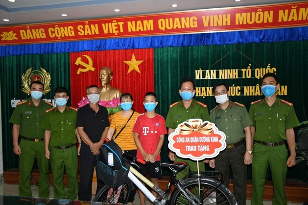 Công an quận Dương Kinh đã trao tặng cho bé trai chiếc xe đạp mới (Ảnh: Báo LĐO)
