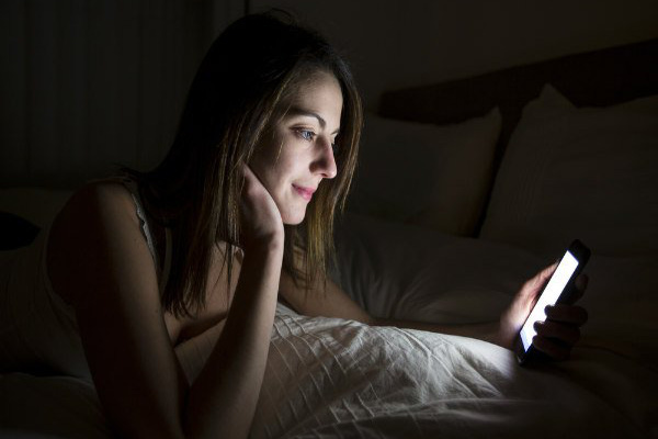 Không nên xem điện thoại trước khi đi ngủ