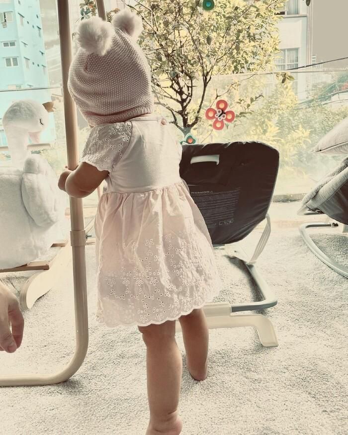 Tròn 8 tháng tuổi, tiểu công chúa nhà Hà Hồ đã có thể đứng và bước đi những bước đầu tiên trong cuộc đời.