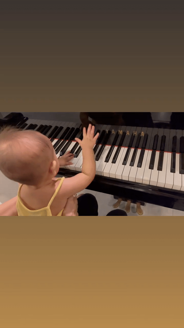 Mới đây trên Instagram, Hồ Ngọc Hà đã cập nhật đoạn clip ngắn ghi lại khoảnh khắc bé Lisa ngồi chơi trên chiếc đàn piano lớn. Cách đây không lâu cô bé từng ngồi chơi dương cầm nhỏ rất say mê và nhiệt tình vậy mà giờ đã nâng cấp lên thành piano.