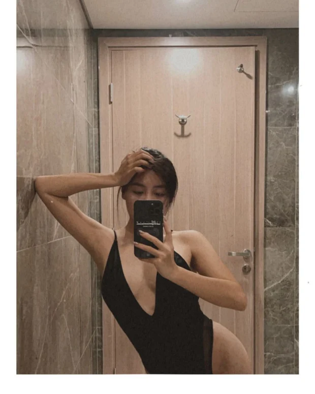 Từ ngày giảm cân, Văn Mai Hương tự tin hẳn lên, thỉnh thoảng lại ăn vận bikini, cô mặc đồ bơi 1 mảnh, đứng trước gương nhà tắm tạo dáng: 